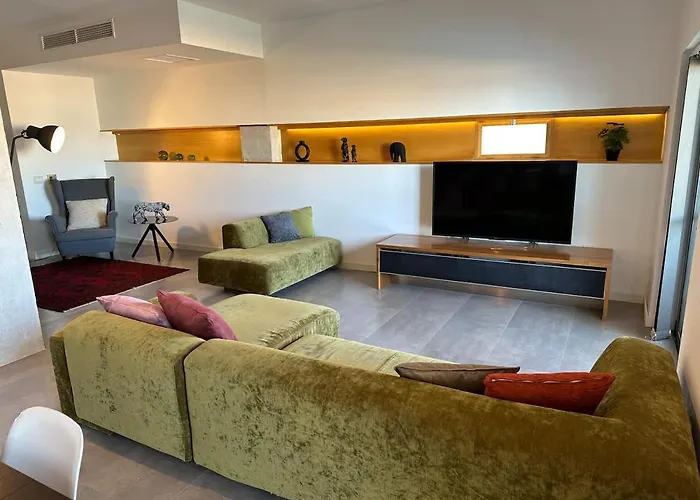 3br Free Parking Near Sandy Paceville